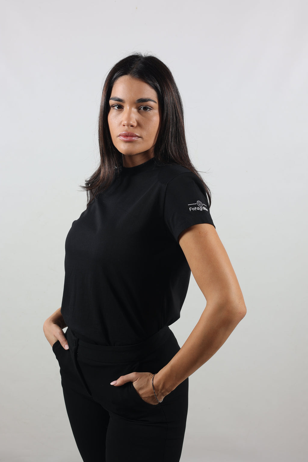 T-shirt donna nera logo spalla