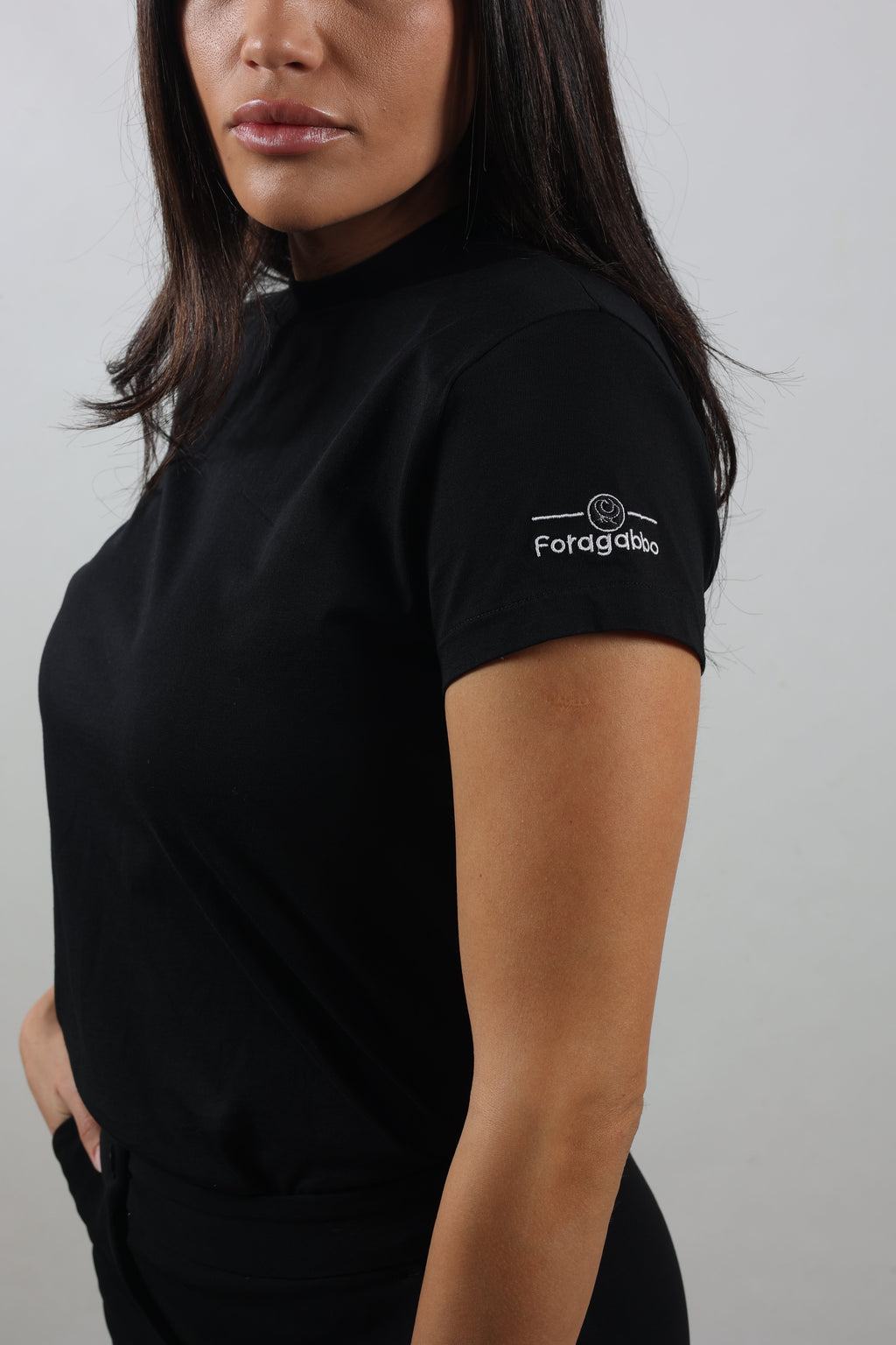 T-shirt nera da donna, logo spalla