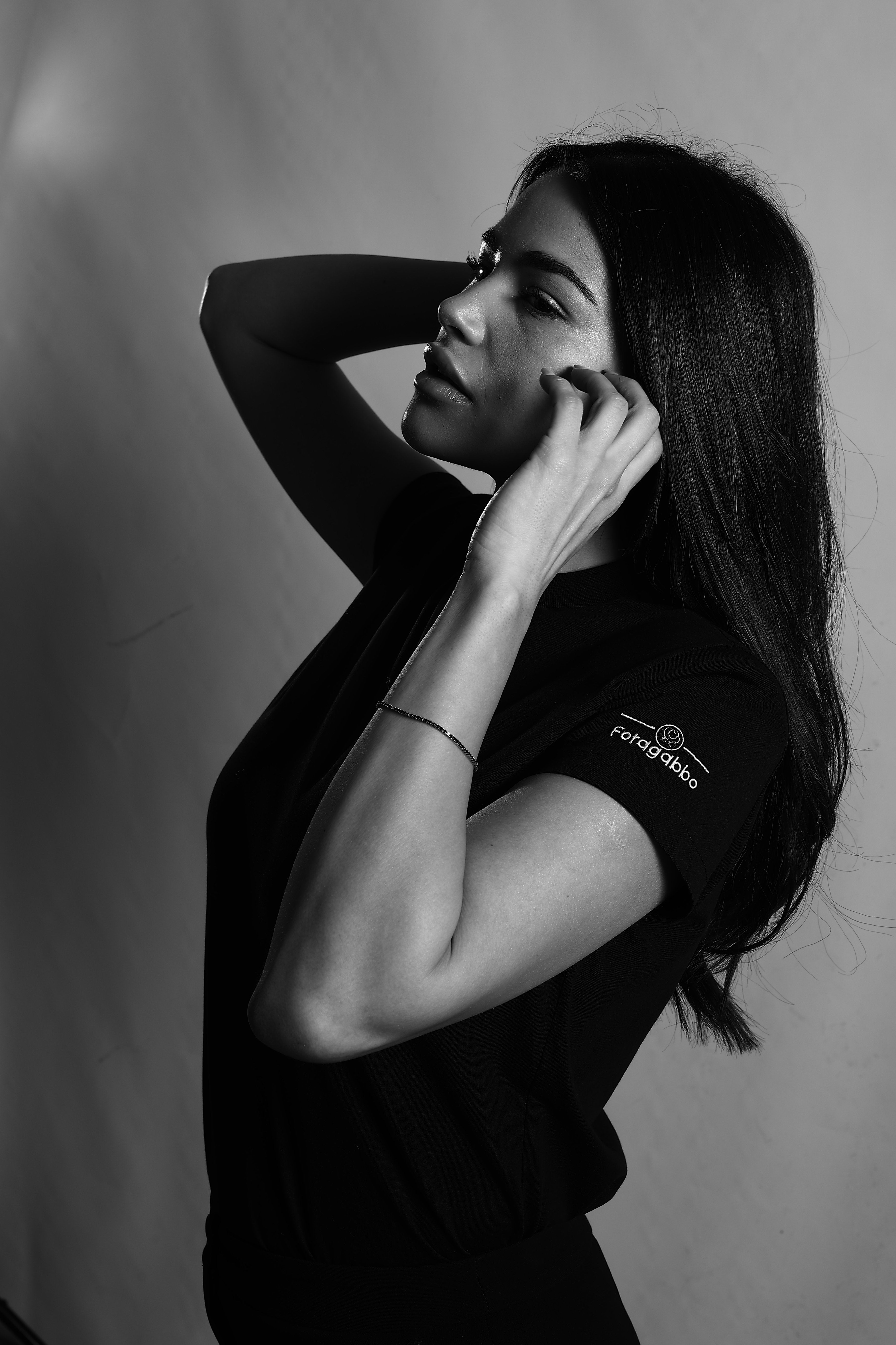 T-shirt donna nera logo spalla