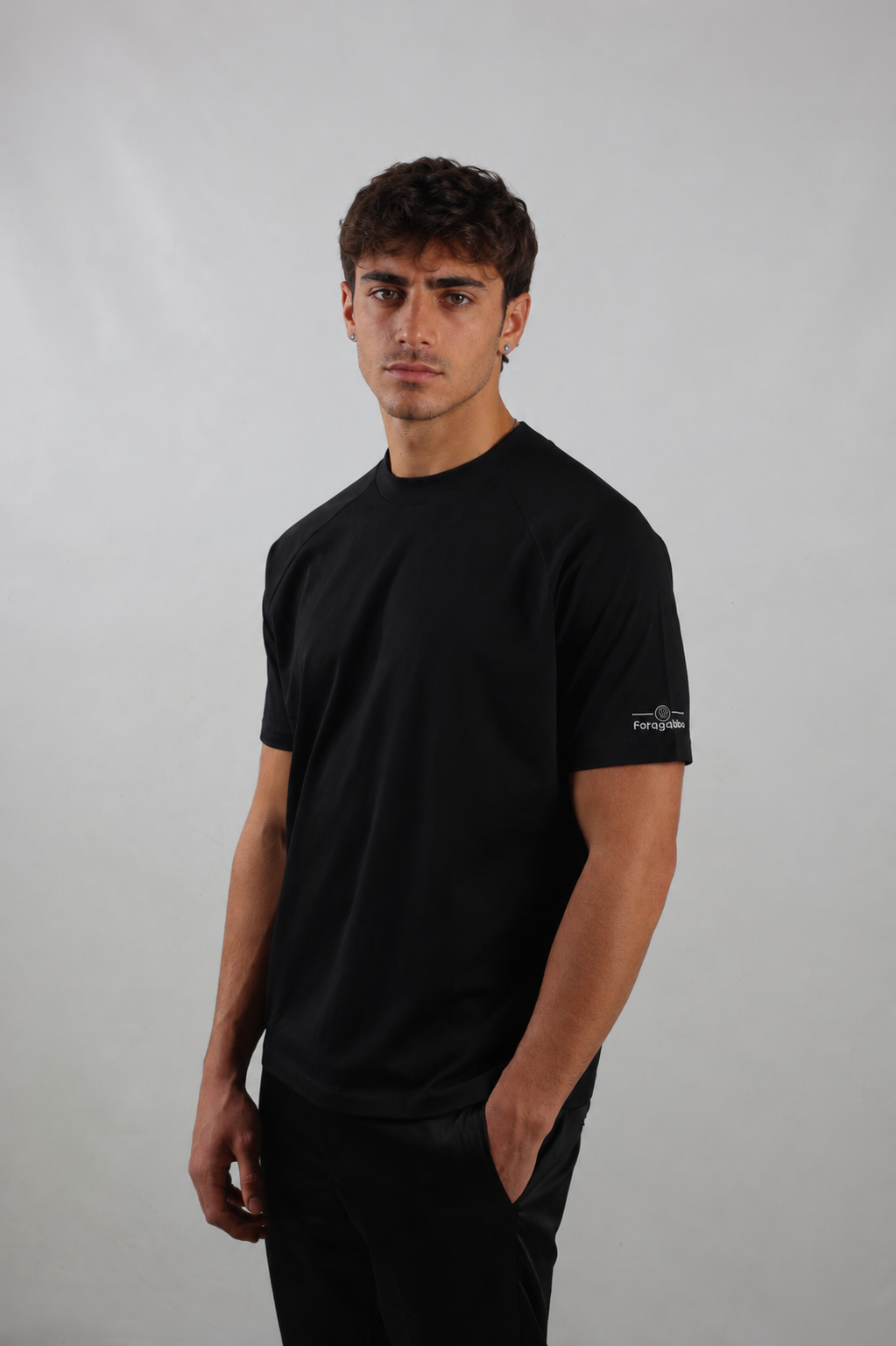 T-shirt nera uomo logo spalla