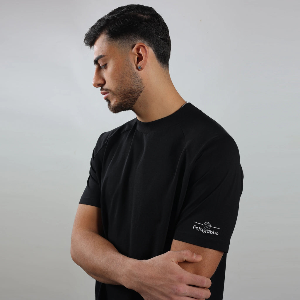 T-shirt nera da uomo, logo spalla