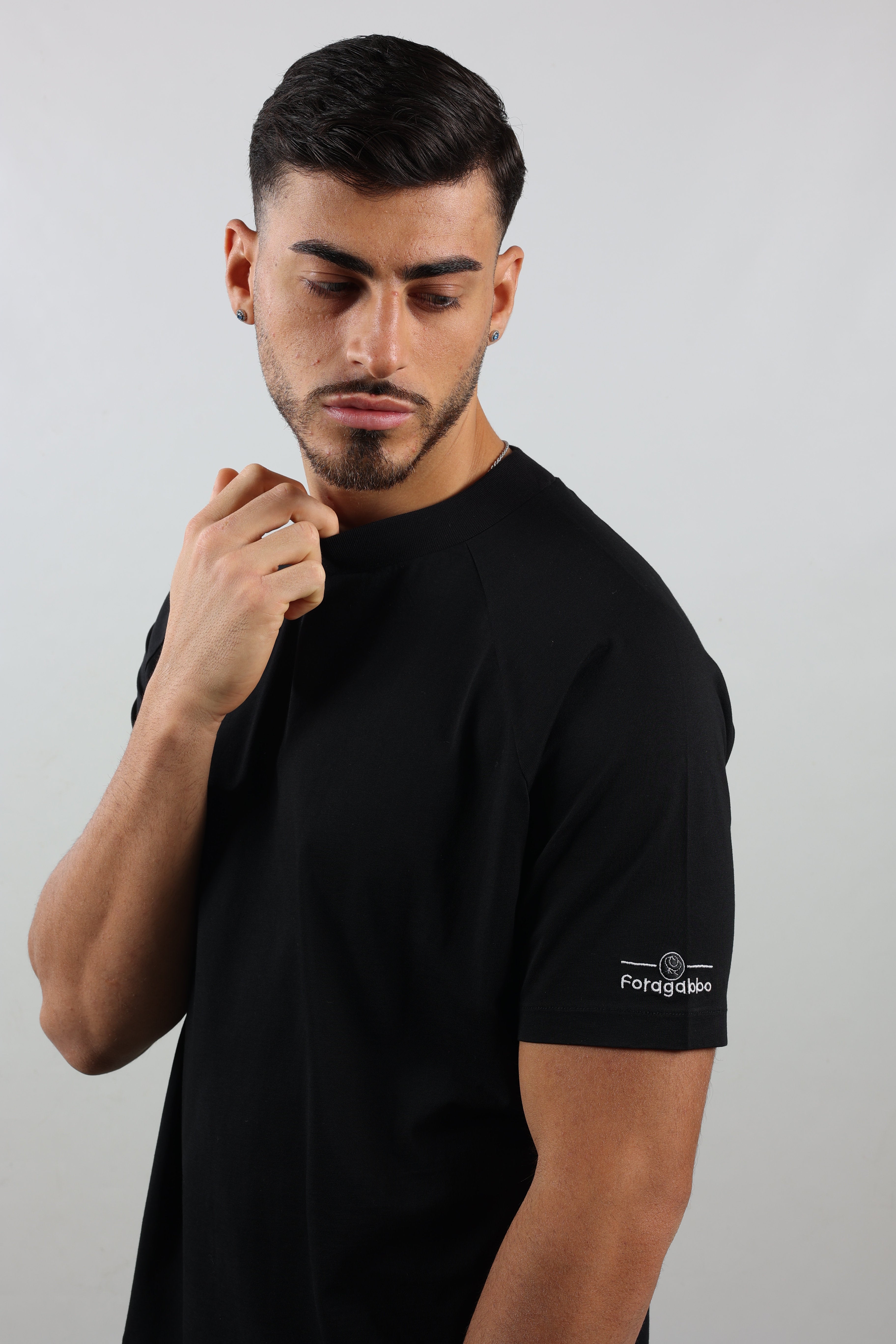 T-shirt nera uomo logo spalla