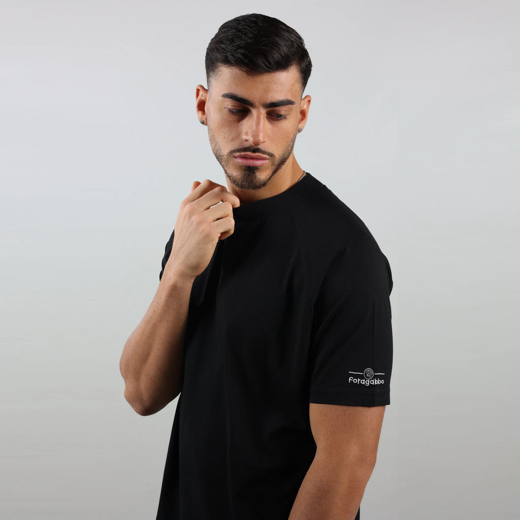 T-shirt nera da uomo, logo spalla