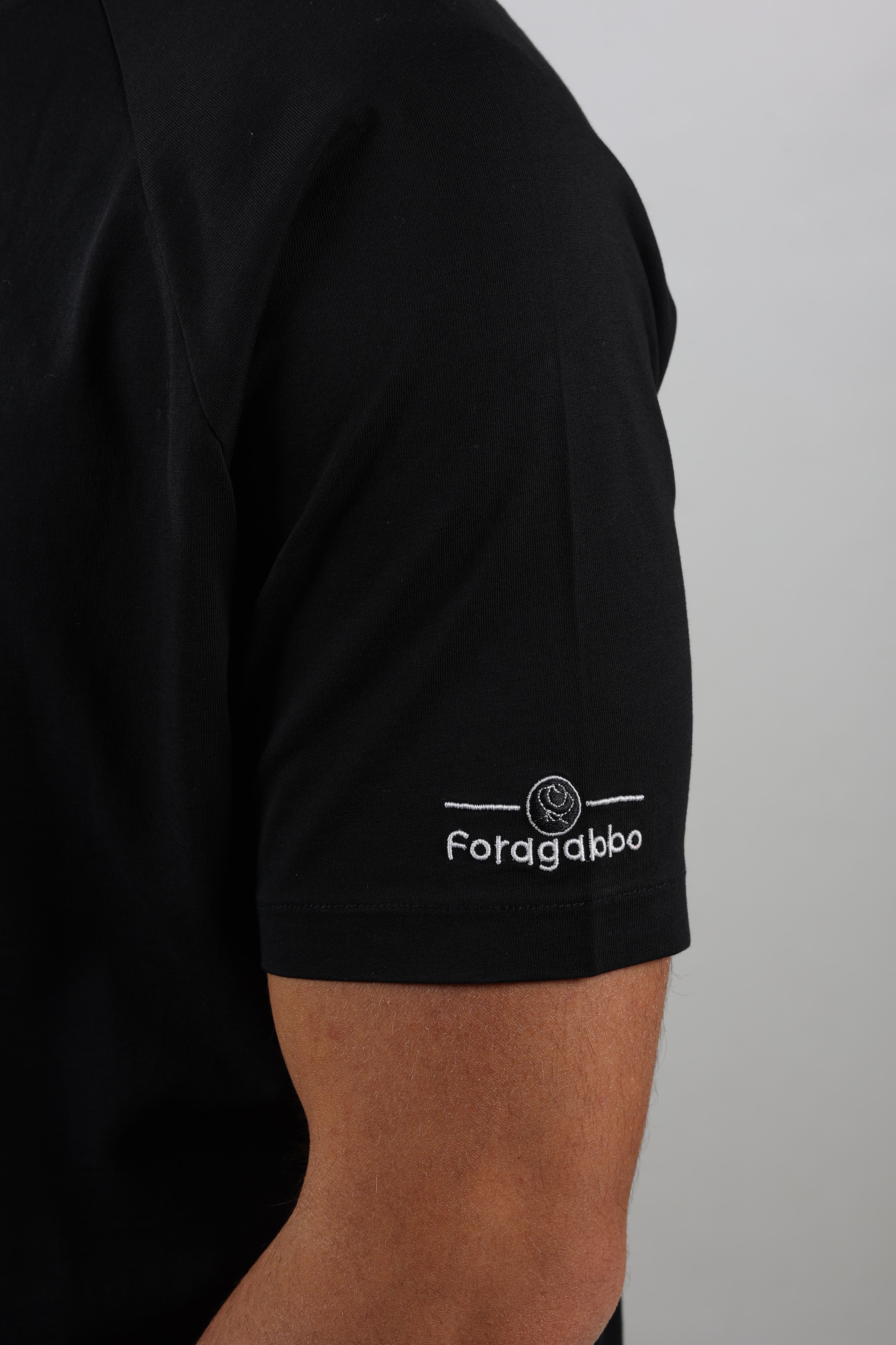 T-shirt nera uomo logo spalla