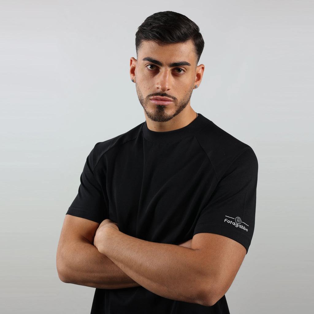 T-shirt nera da uomo, logo spalla