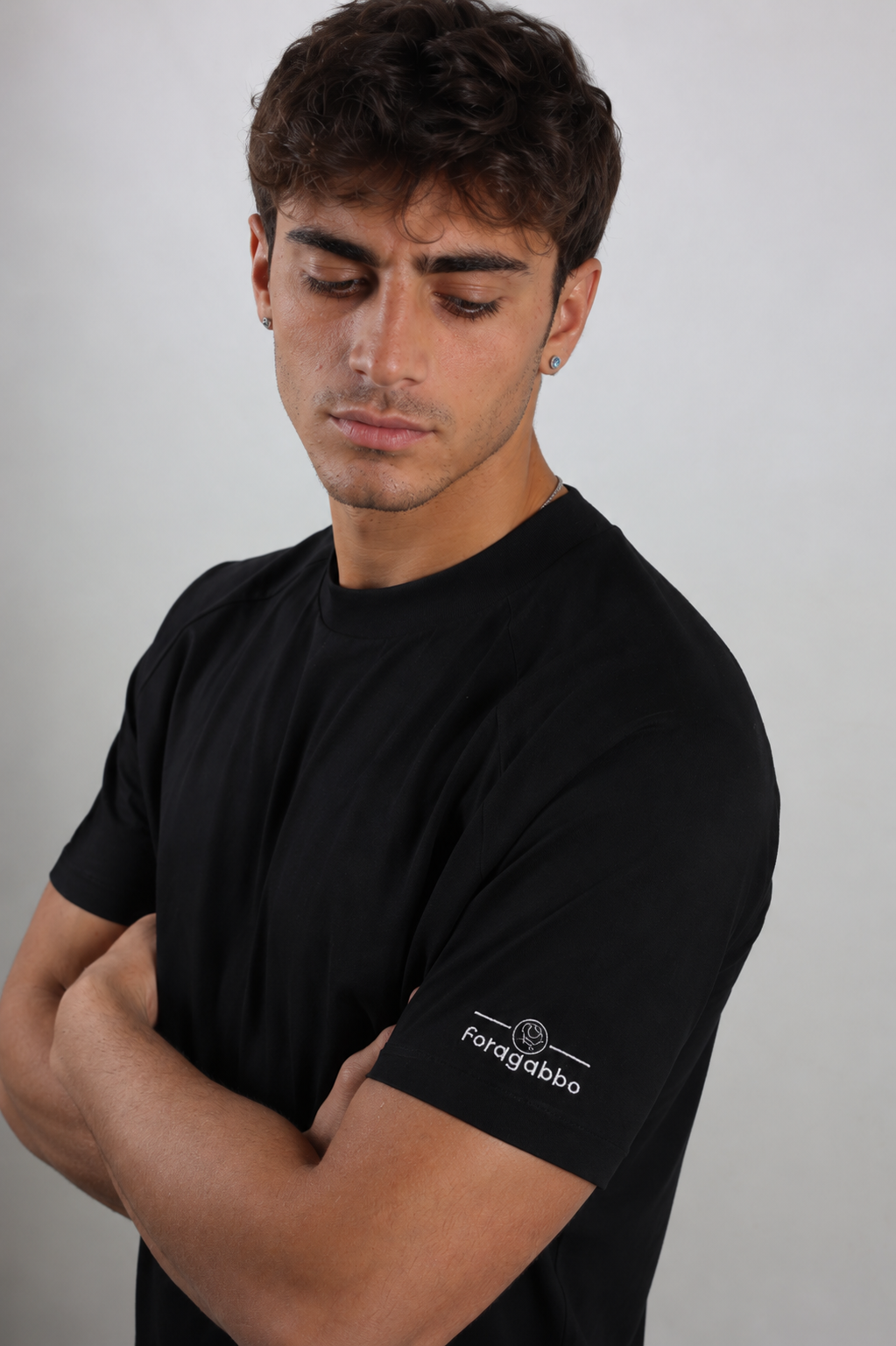 T-shirt nera uomo logo spalla