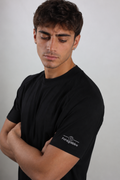 T-shirt nera uomo logo spalla