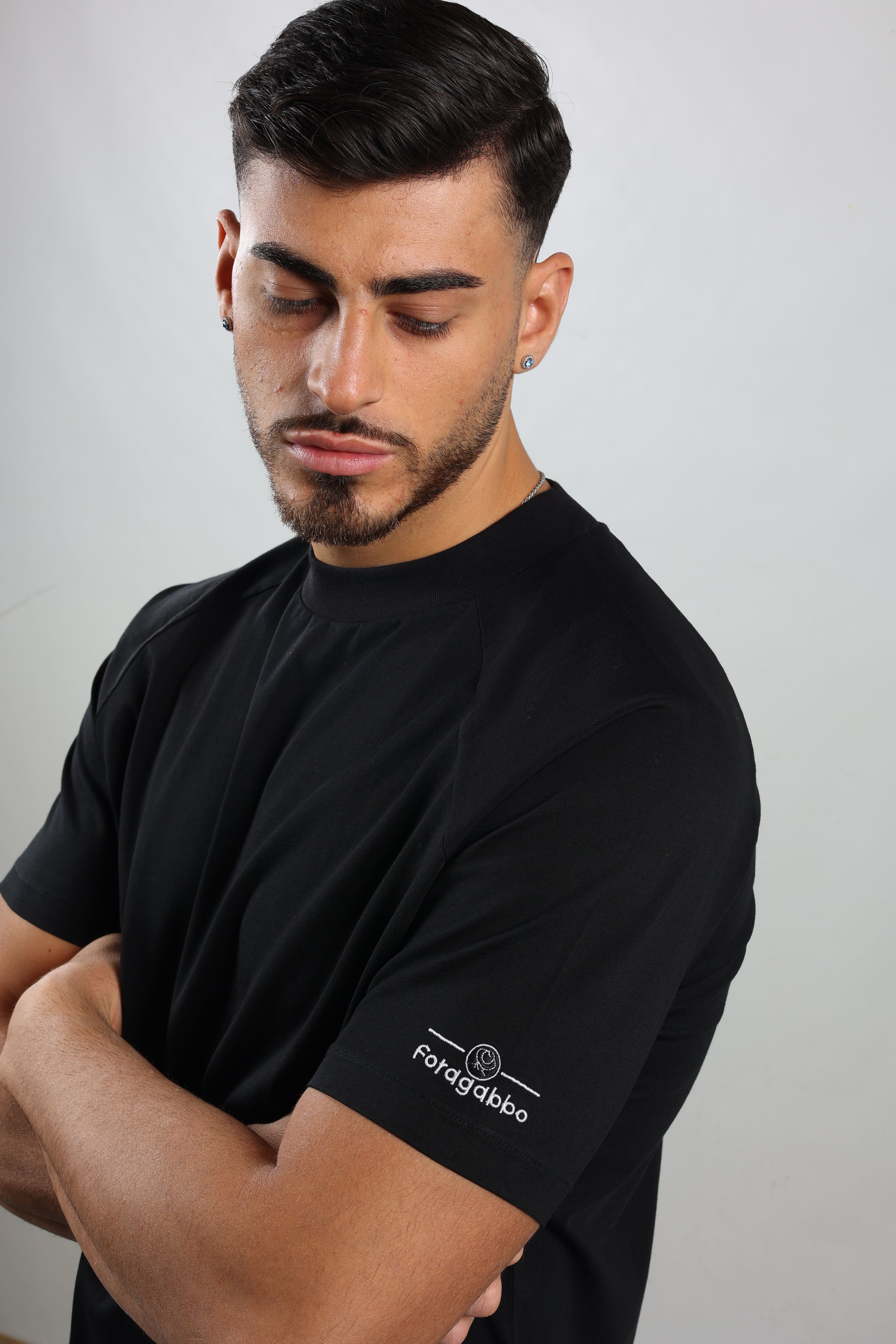 T-shirt nera uomo logo spalla