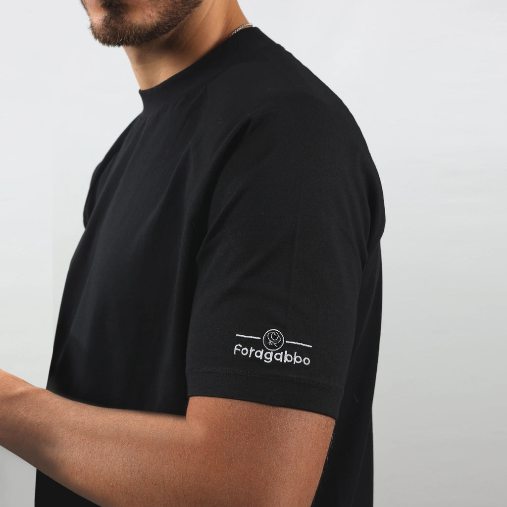T-shirt nera da uomo, logo spalla