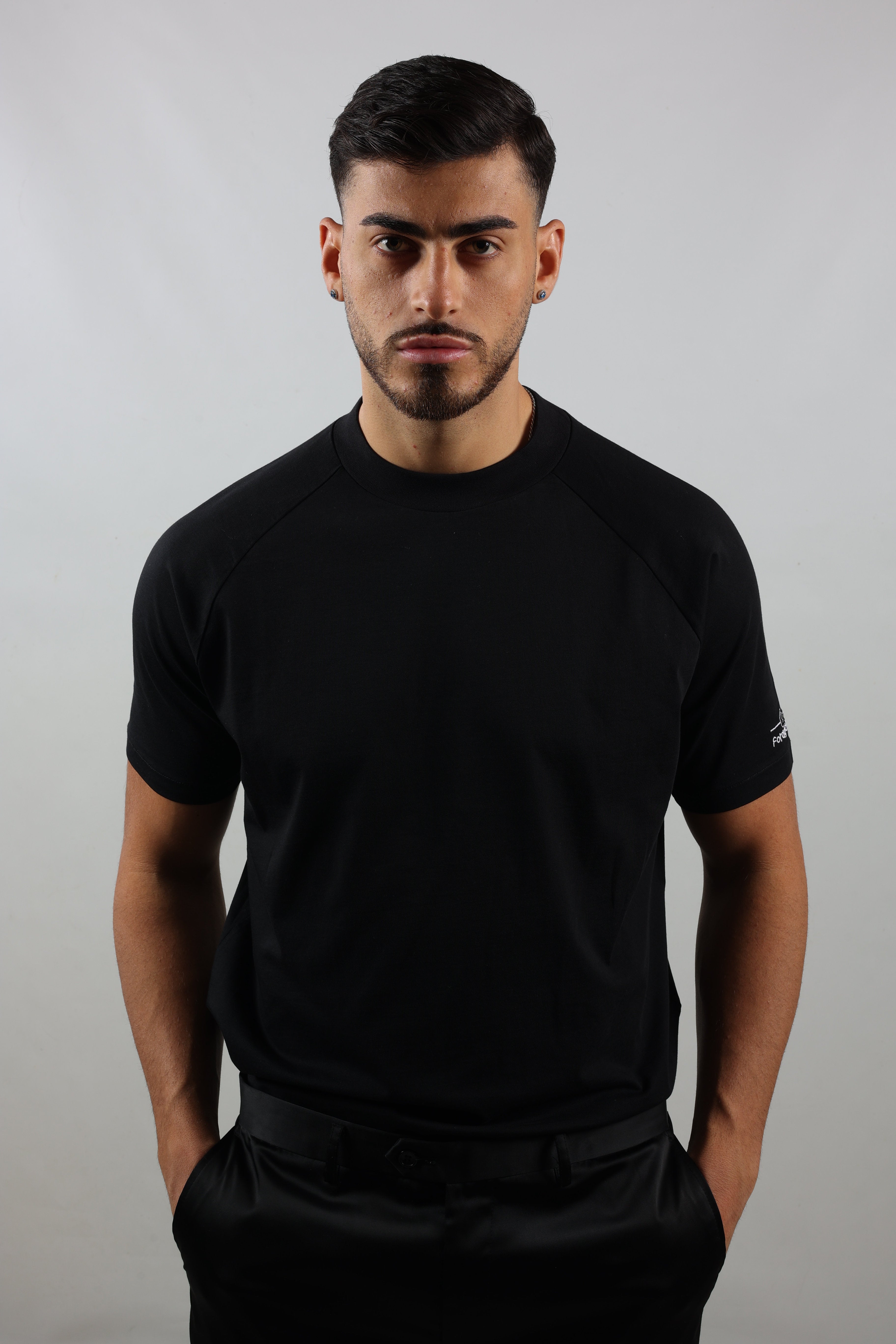 T-shirt nera uomo logo spalla