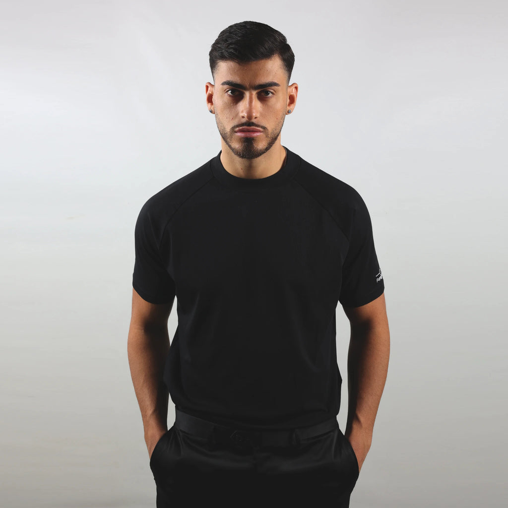 T-shirt nera da uomo, logo spalla