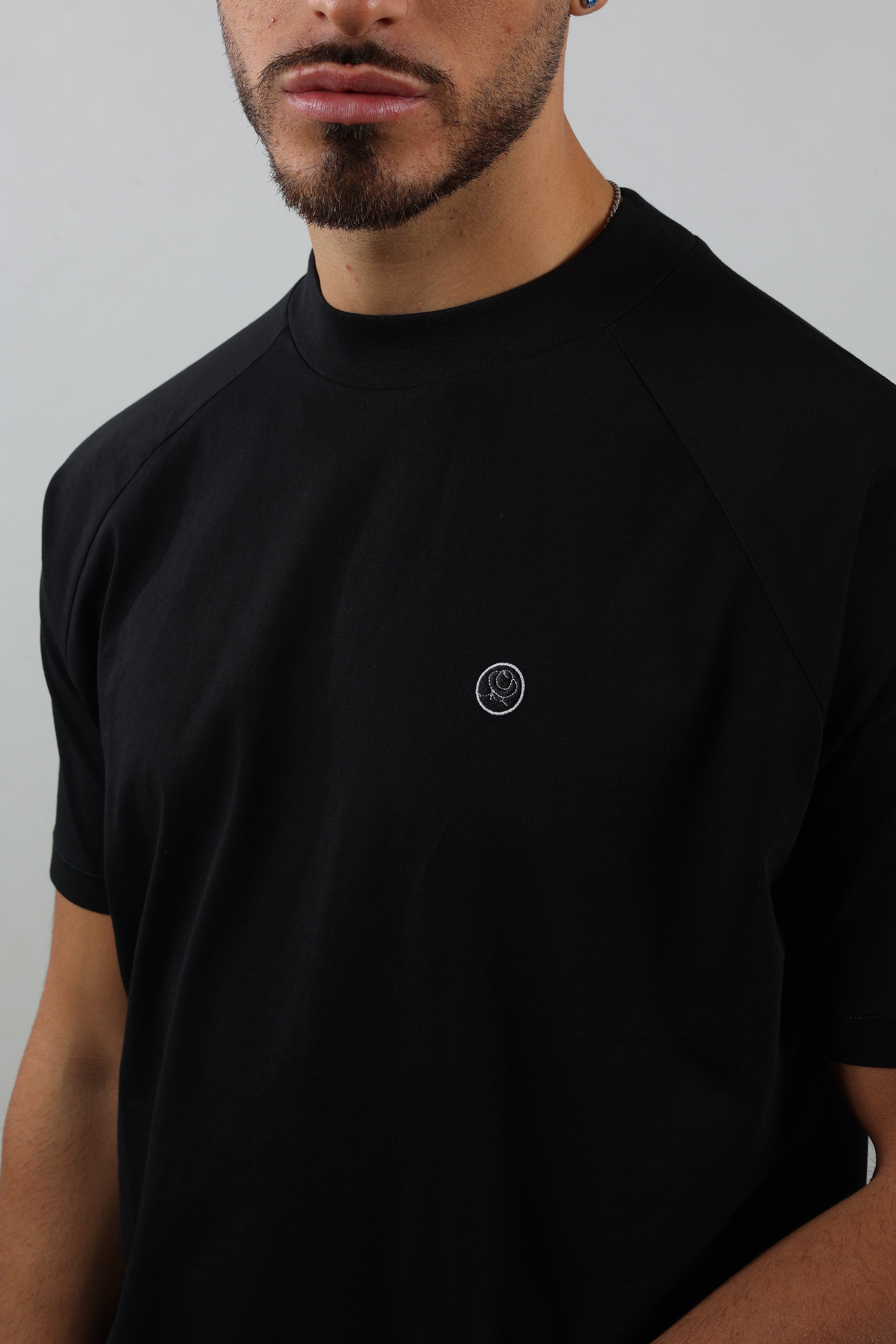 T-shirt nera uomo logo petto