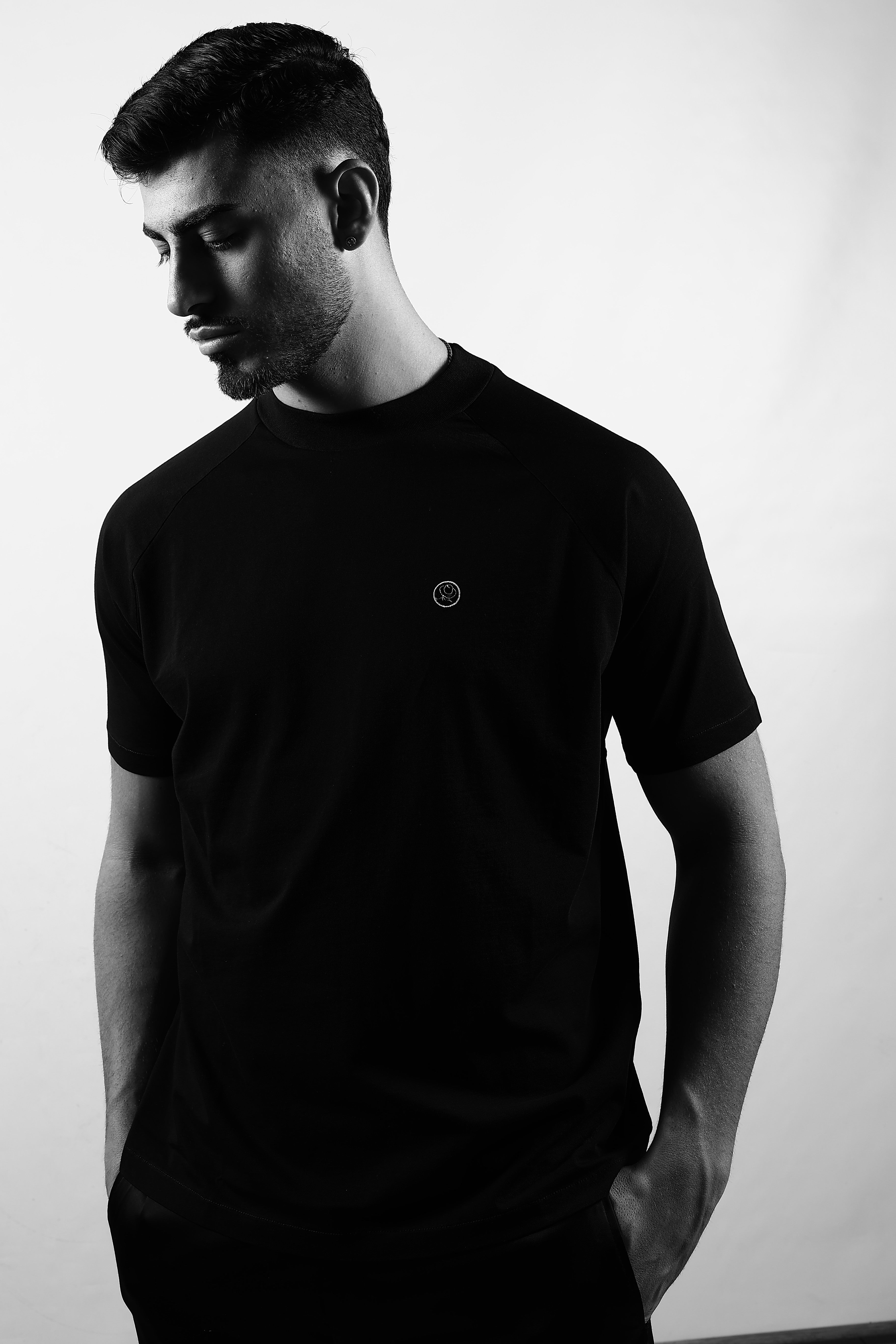 T-shirt nera uomo logo petto