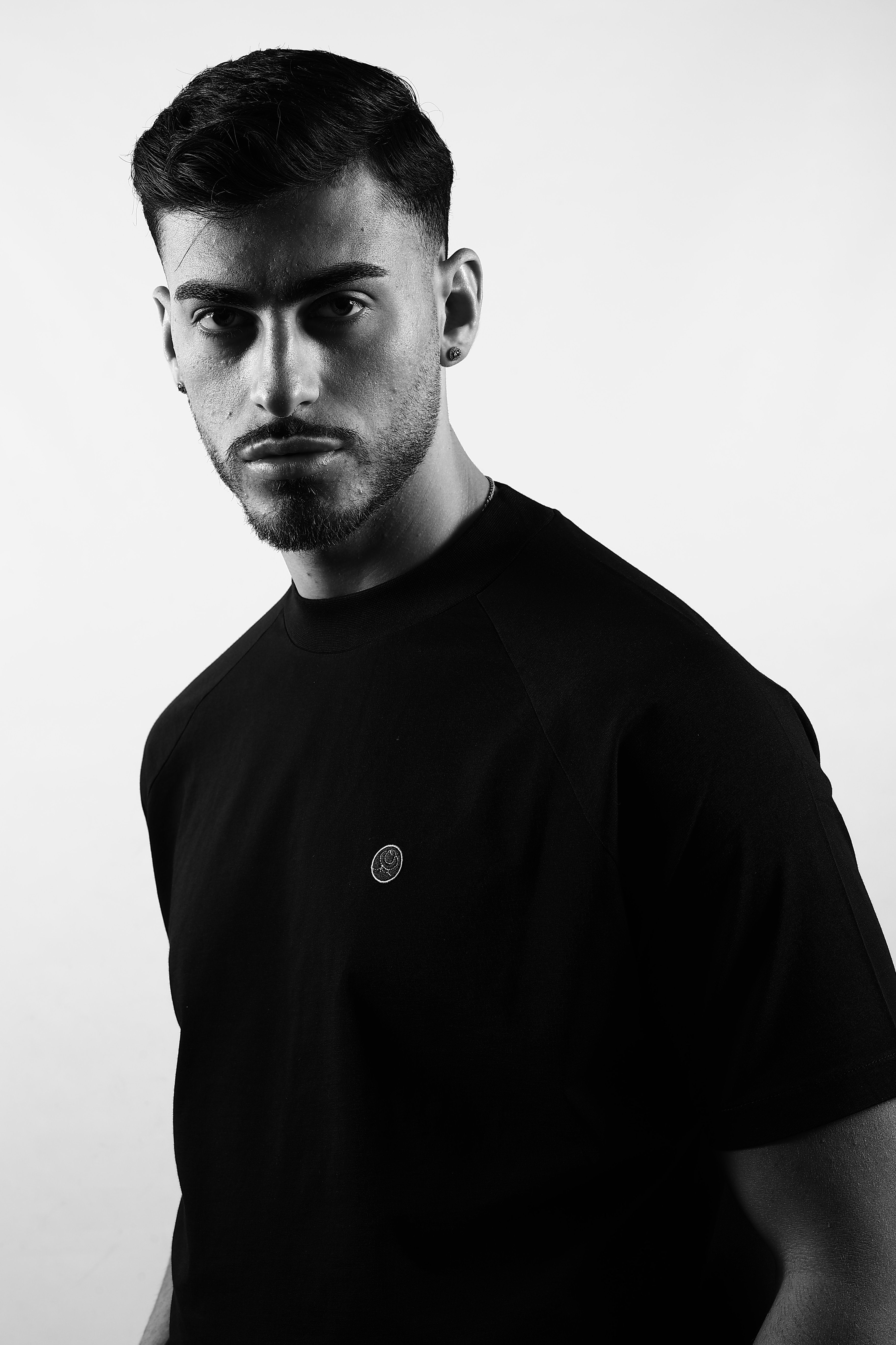 T-shirt nera uomo logo petto