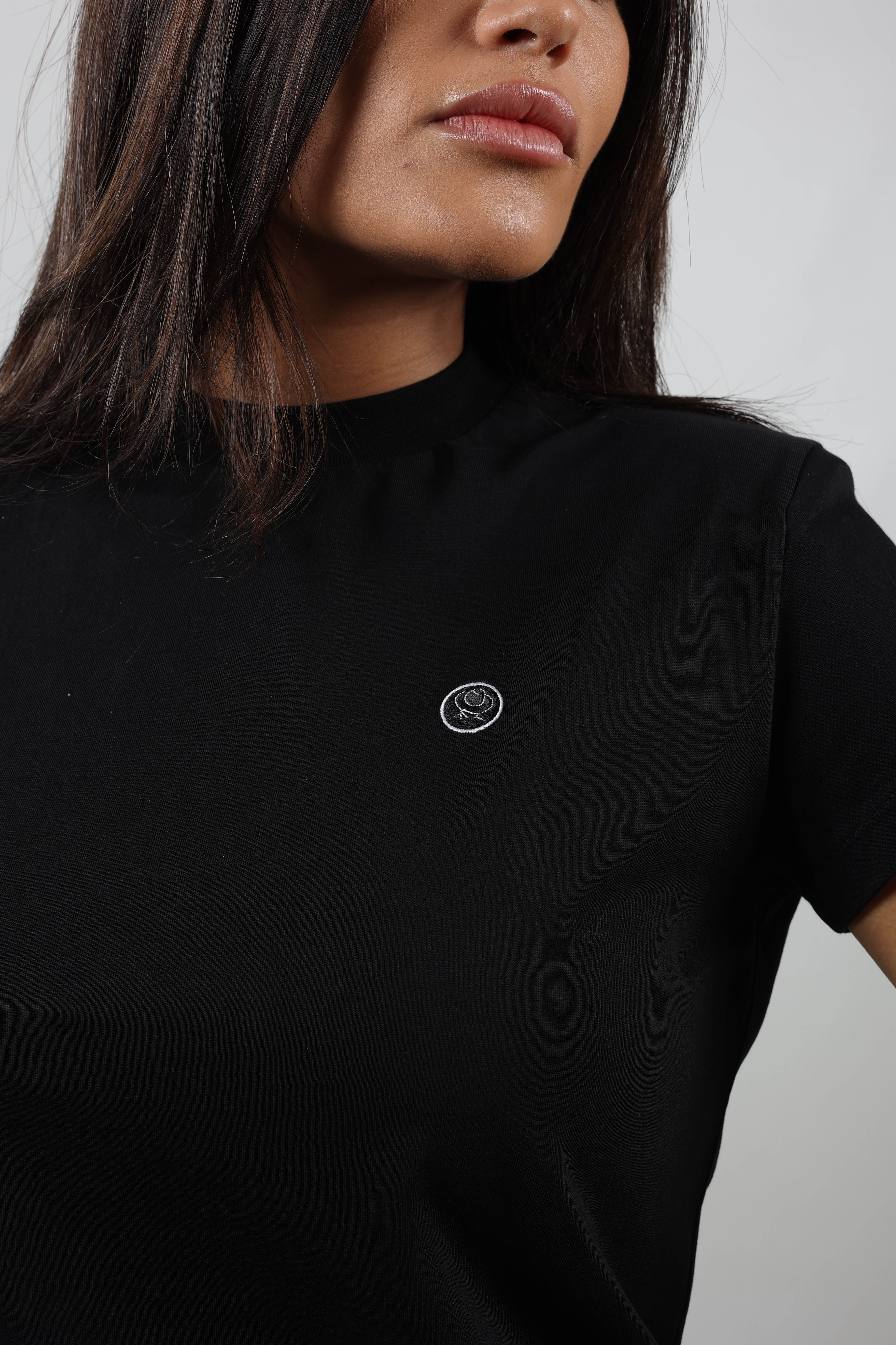 T-shirt donna nera logo petto