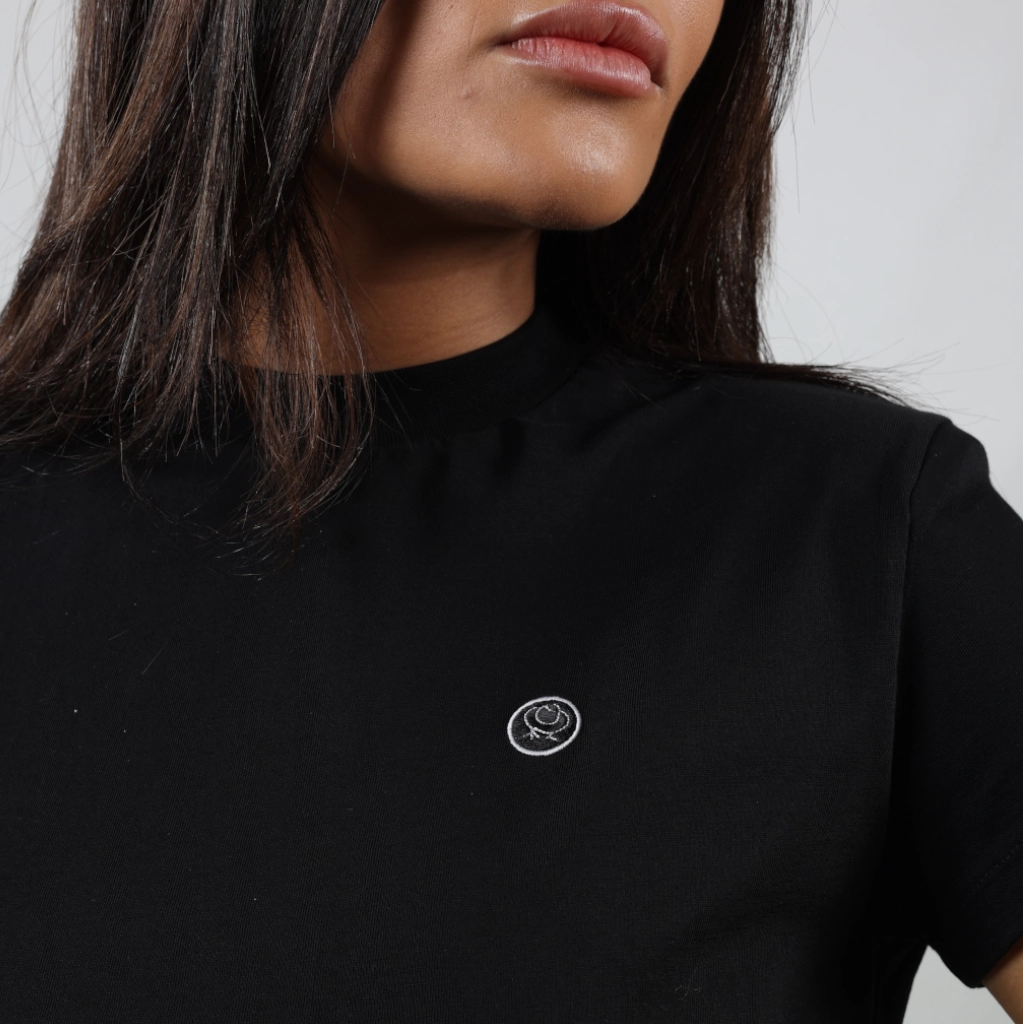 T-shirt nera da donna, logo petto