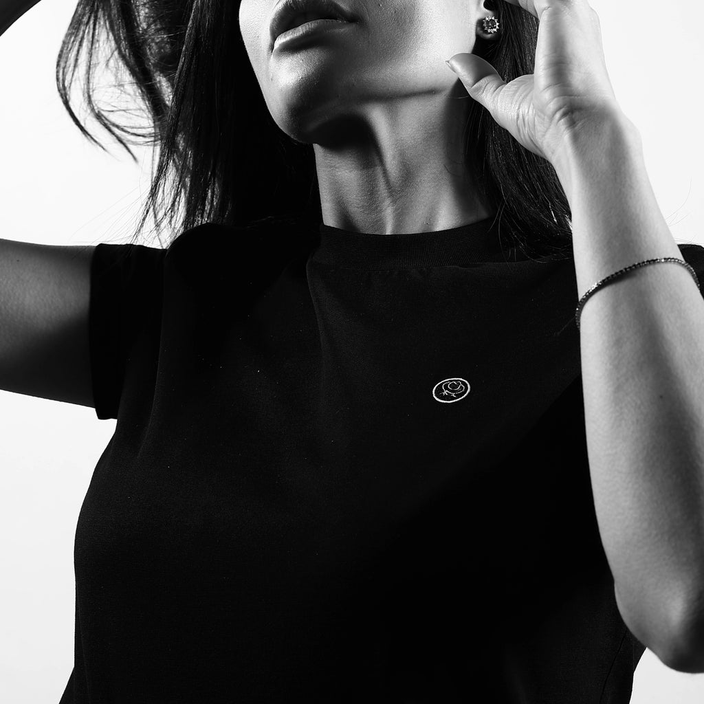 T-shirt nera da donna, logo petto