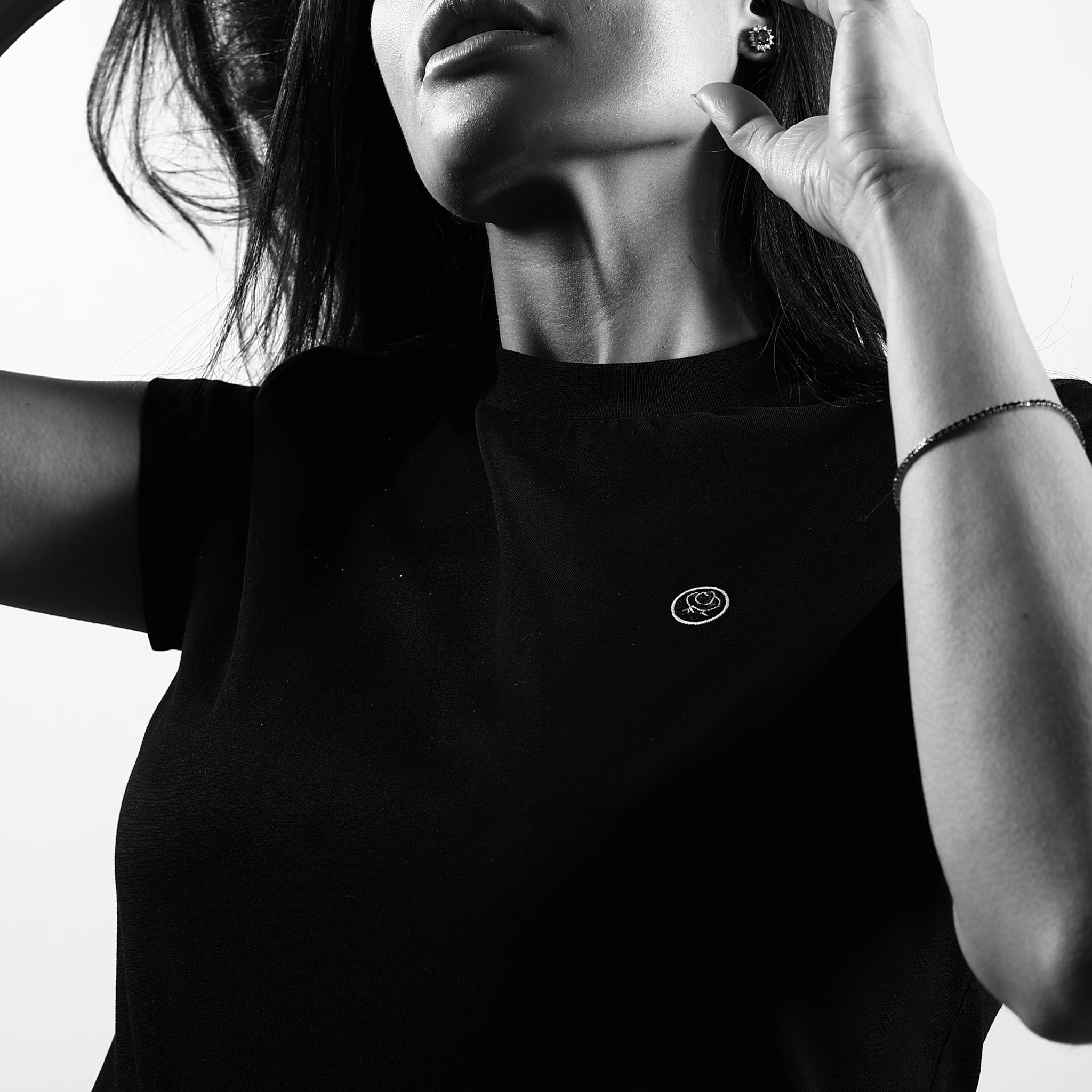 T-shirt nera da donna, logo petto