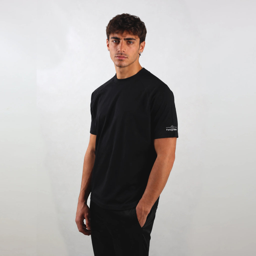 T-shirt nera da uomo, logo spalla