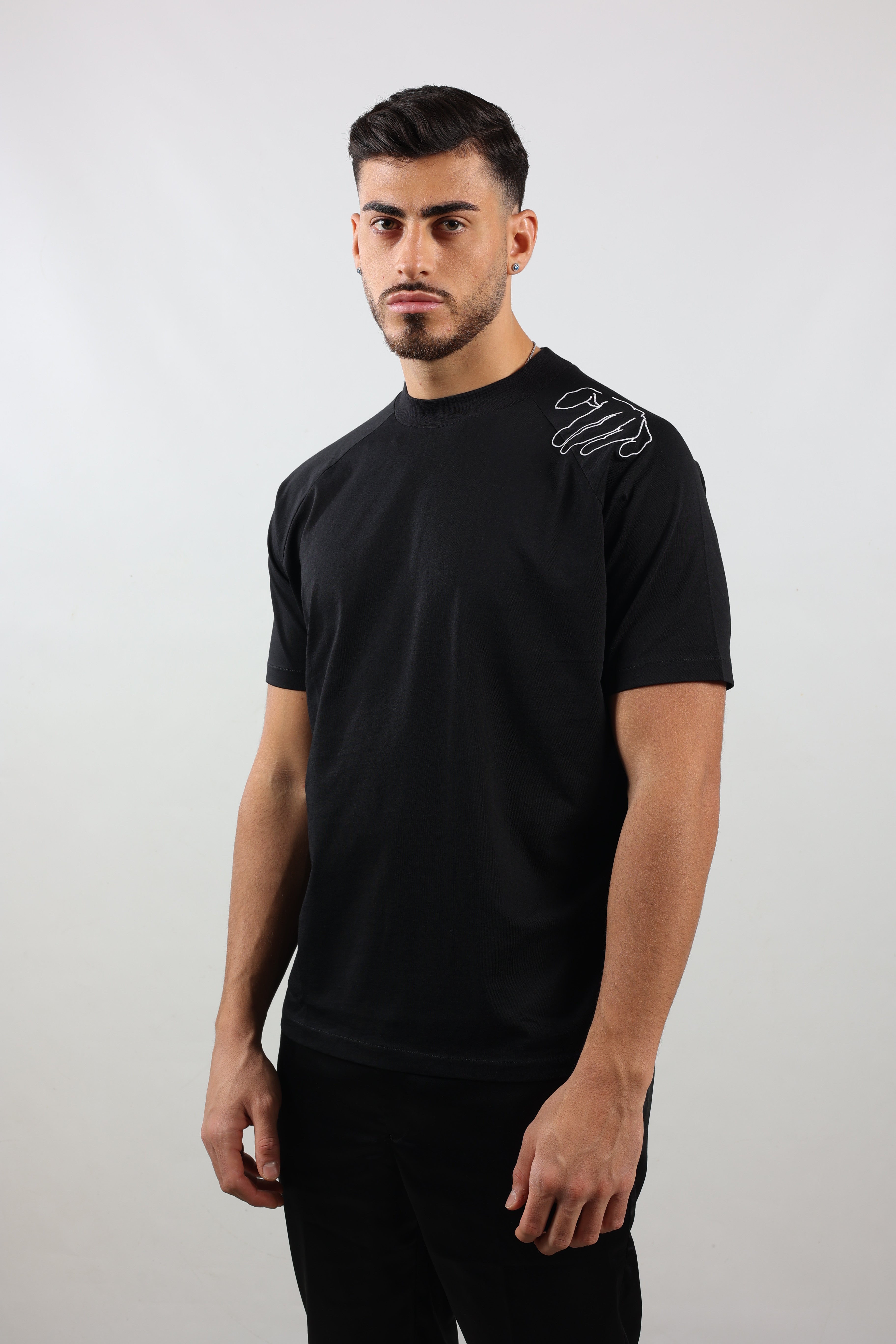T-shirt nera uomo, ricamo mano