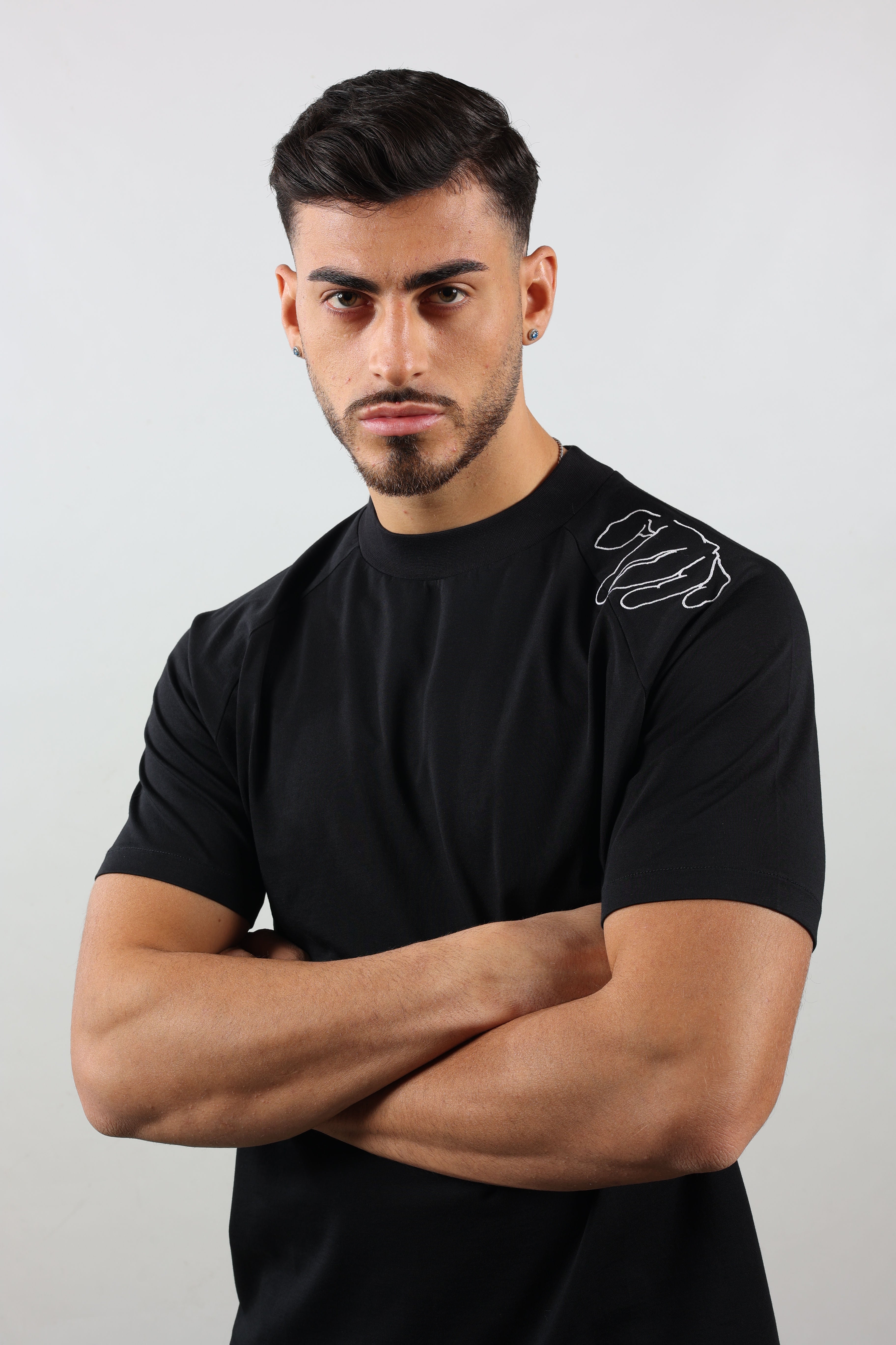 T-shirt nera uomo, ricamo mano