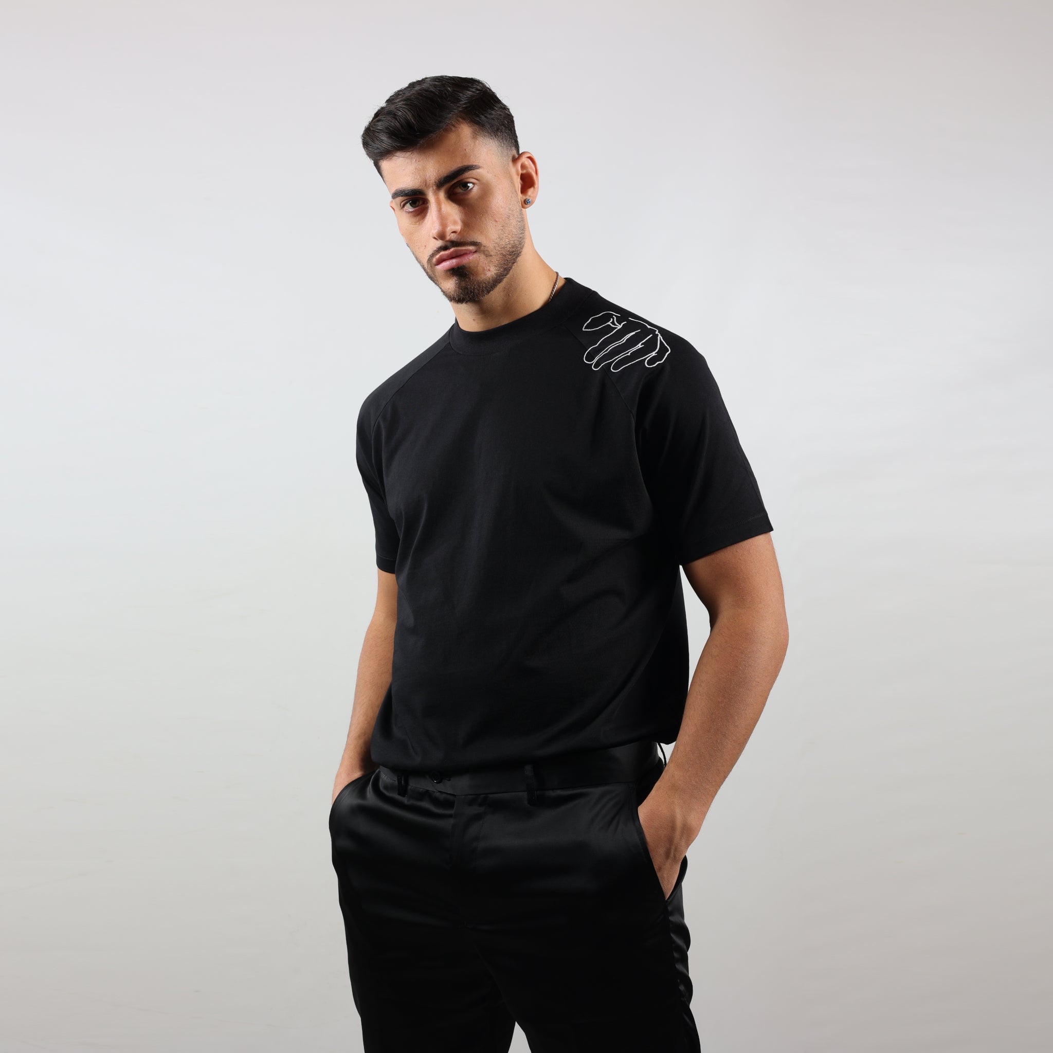 T-shirt nera uomo, ricamo mano