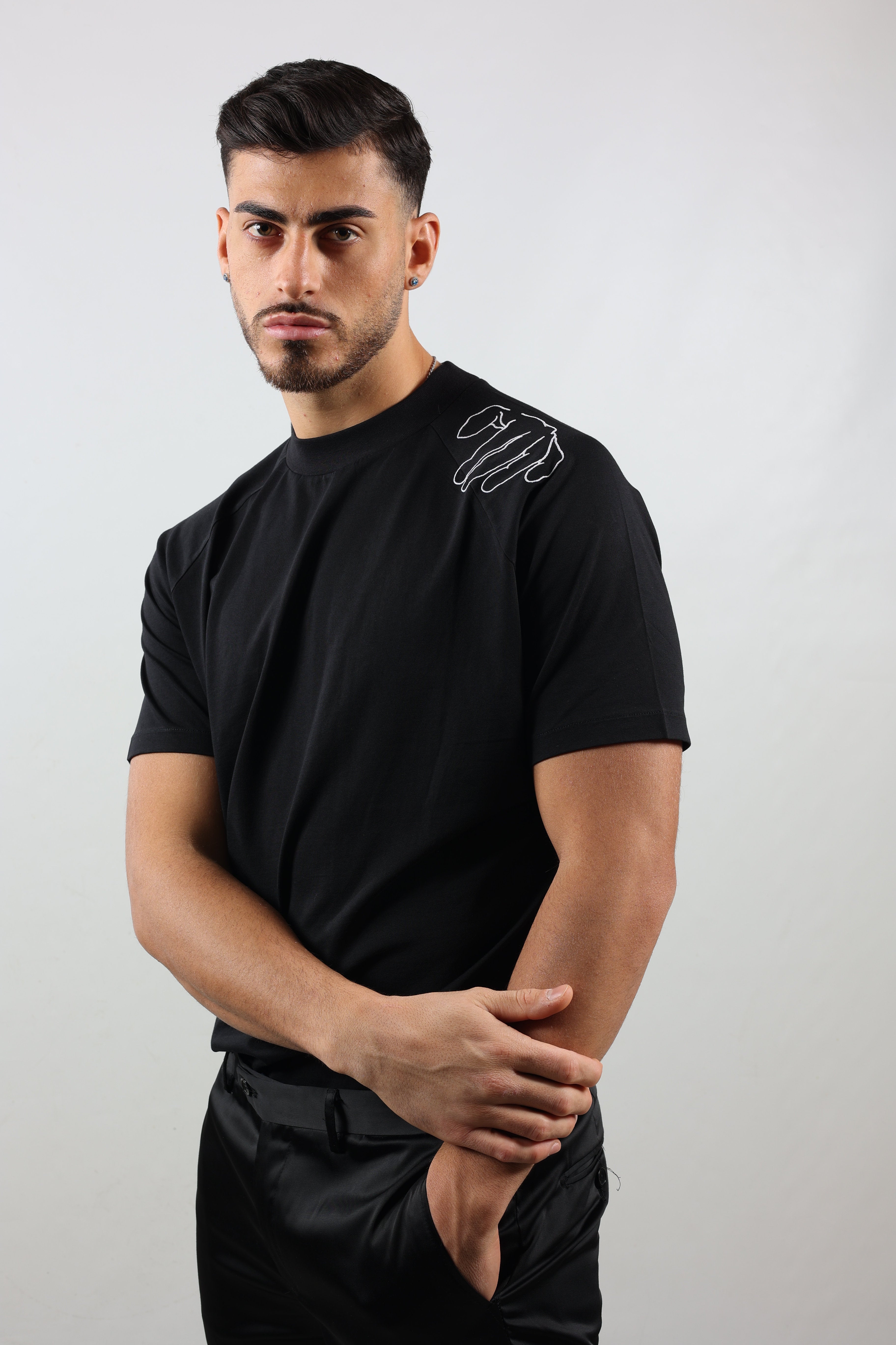 T-shirt nera uomo, ricamo mano