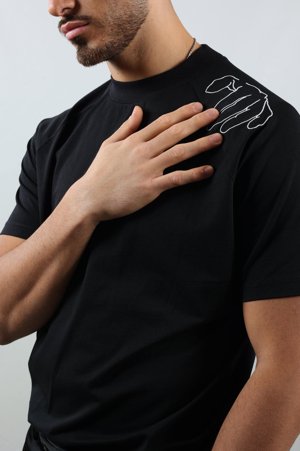 T-shirt nera uomo, ricamo mano
