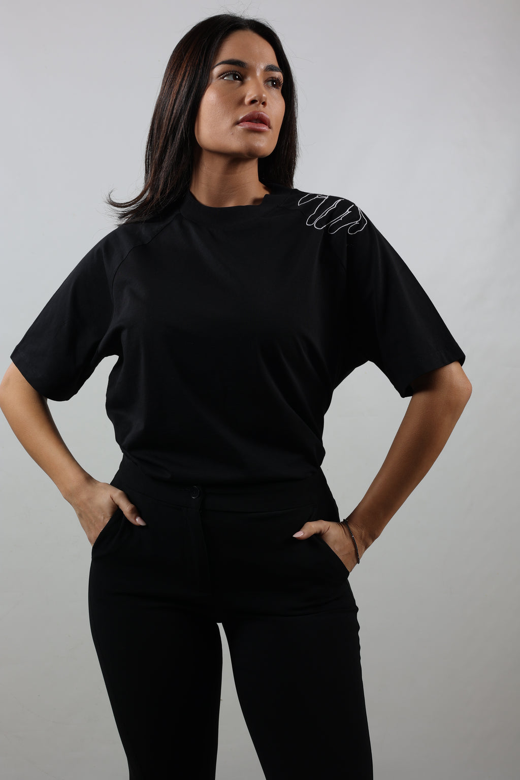 T-shirt nera donna ricamo mano