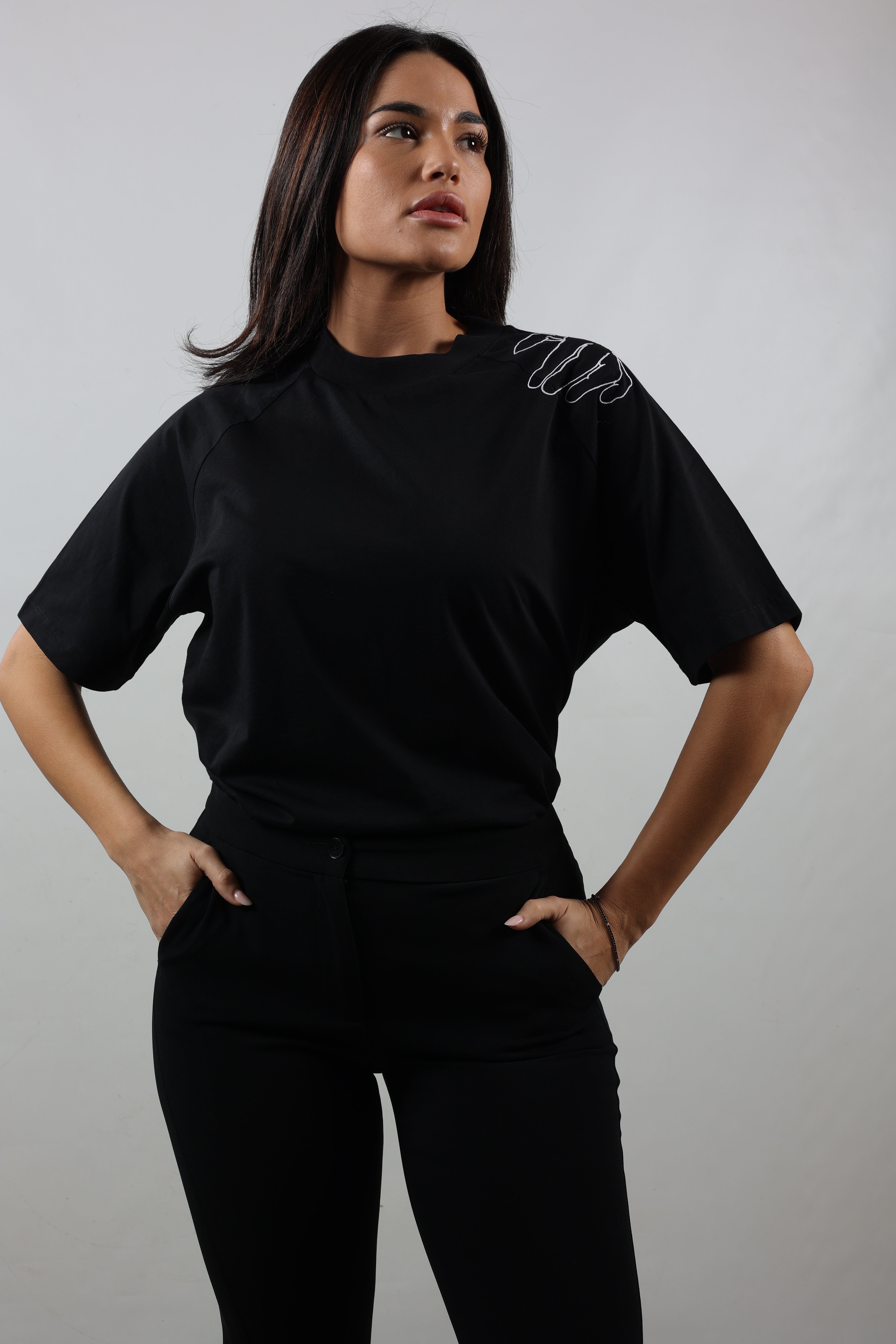 T-shirt nera donna ricamo mano