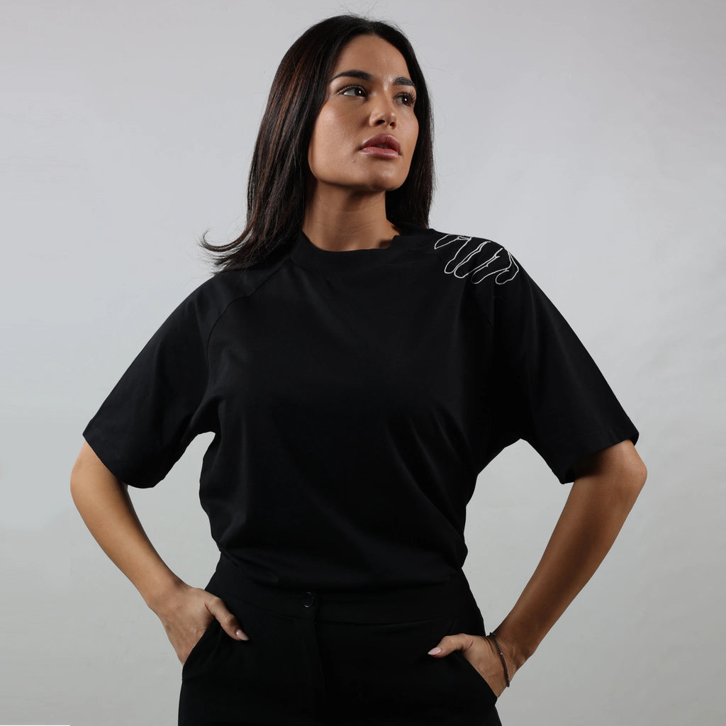 T-shirt nera da donna, ricamo mano