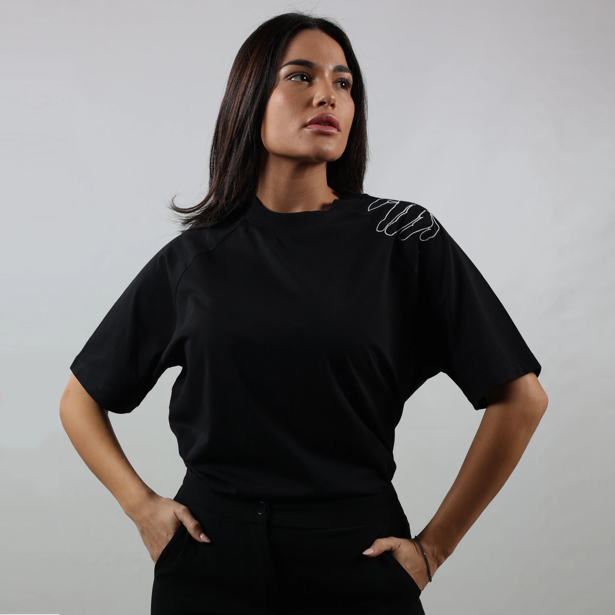 T-shirt nera da donna, ricamo mano