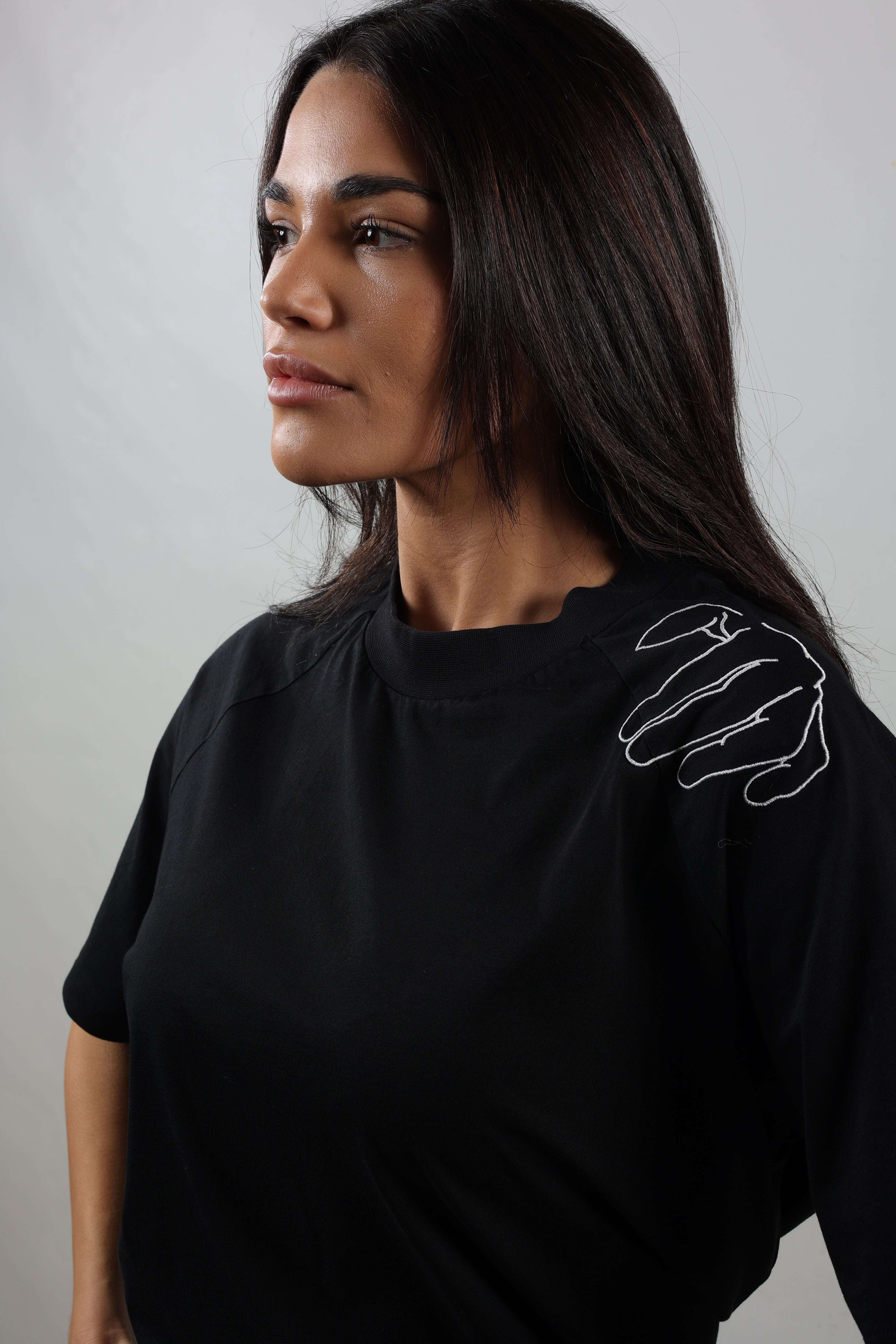 T-shirt nera donna ricamo mano