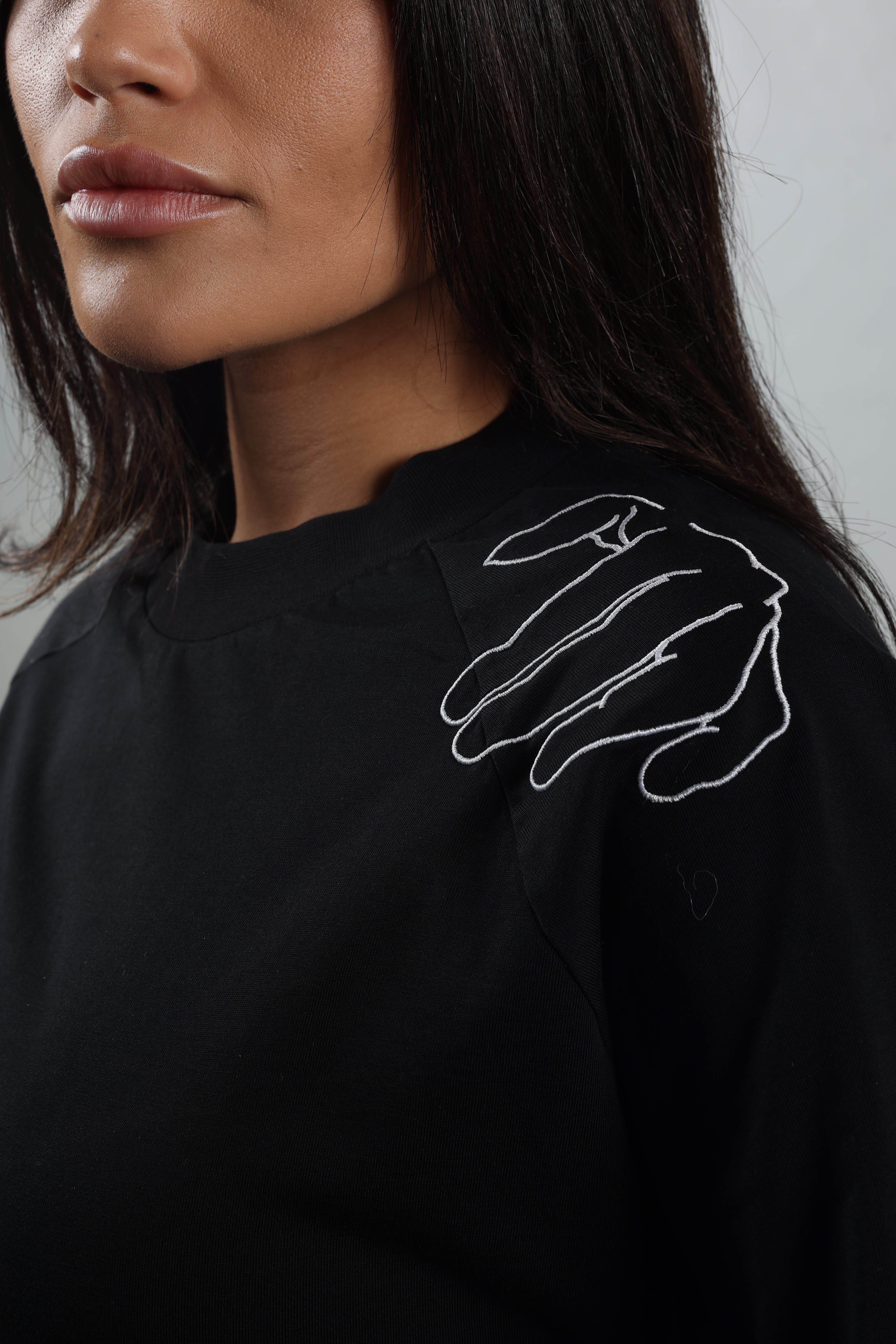 T-shirt nera donna ricamo mano