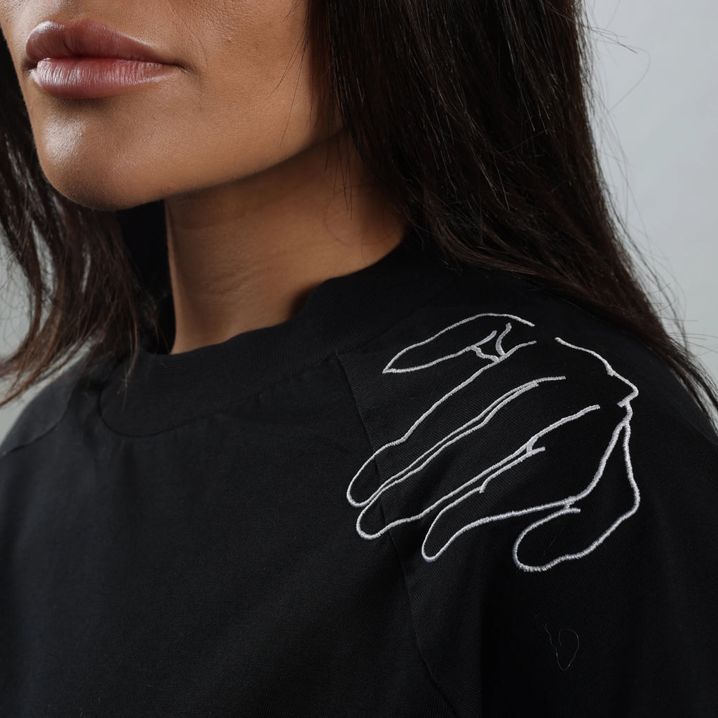 T-shirt nera da donna, ricamo mano