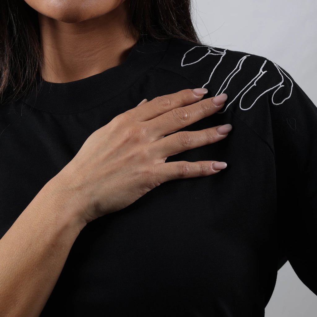 T-shirt nera da donna, ricamo mano