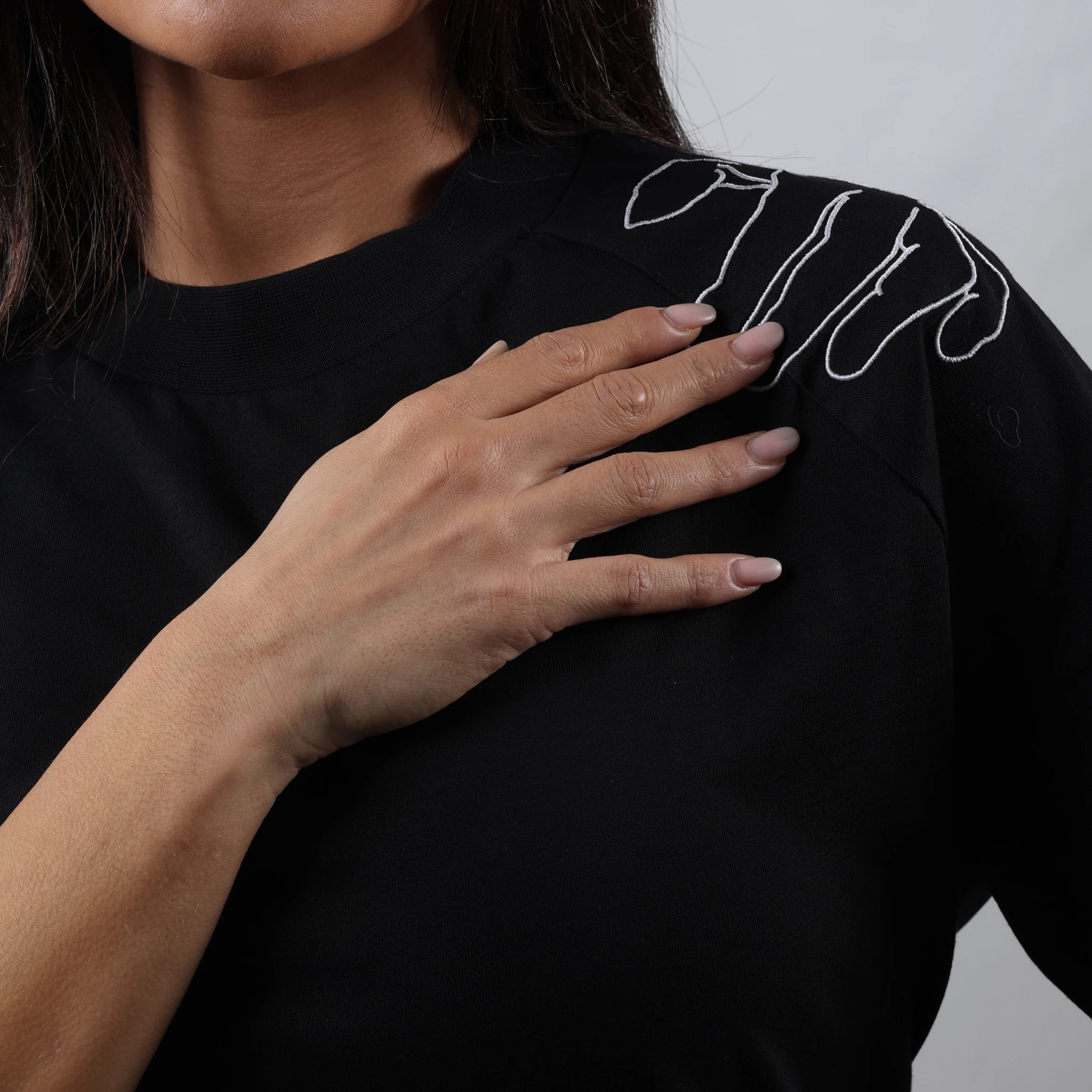 T-shirt nera da donna, ricamo mano