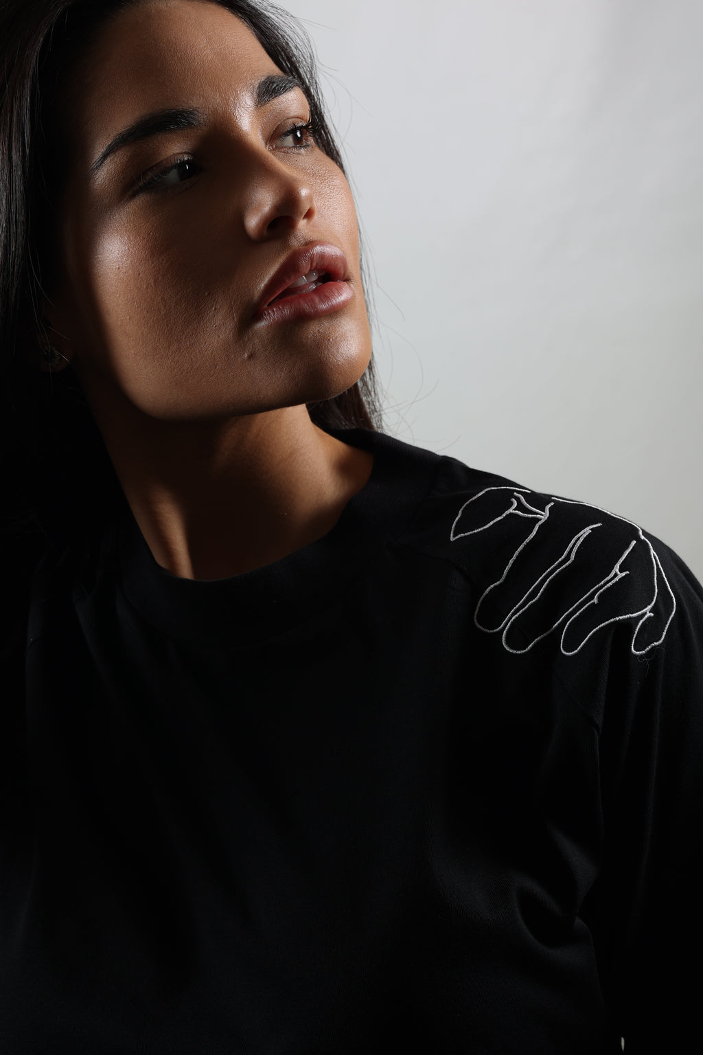 T-shirt nera donna ricamo mano