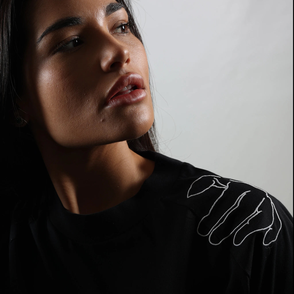 T-shirt nera da donna, ricamo mano