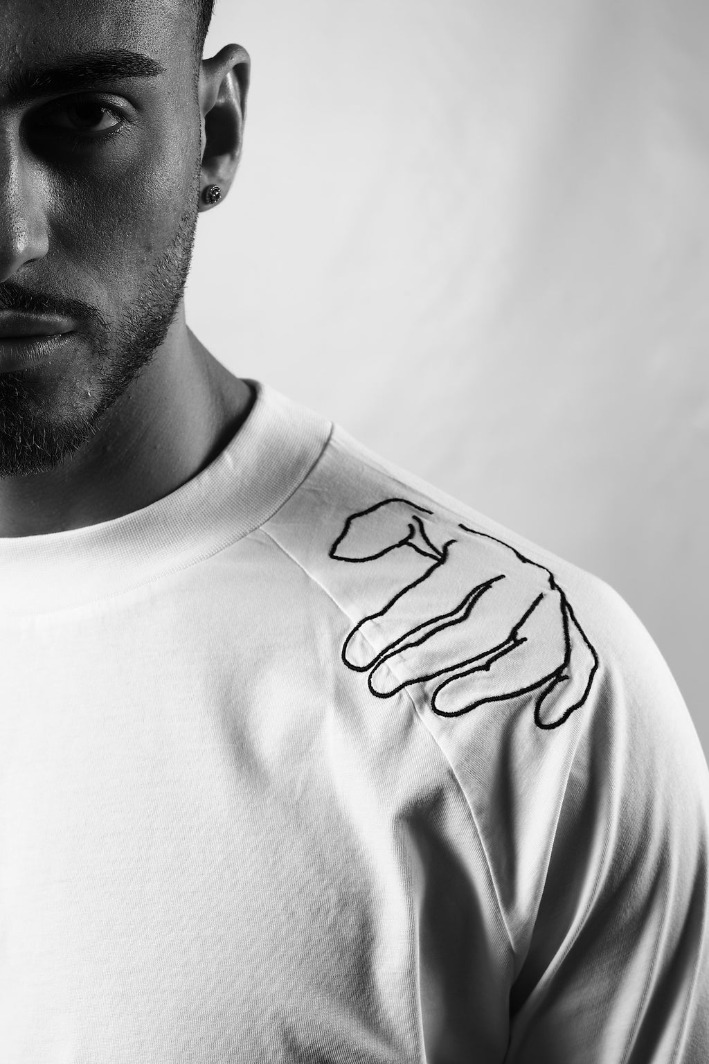 T-shirt bianca da uomo, ricamo mano