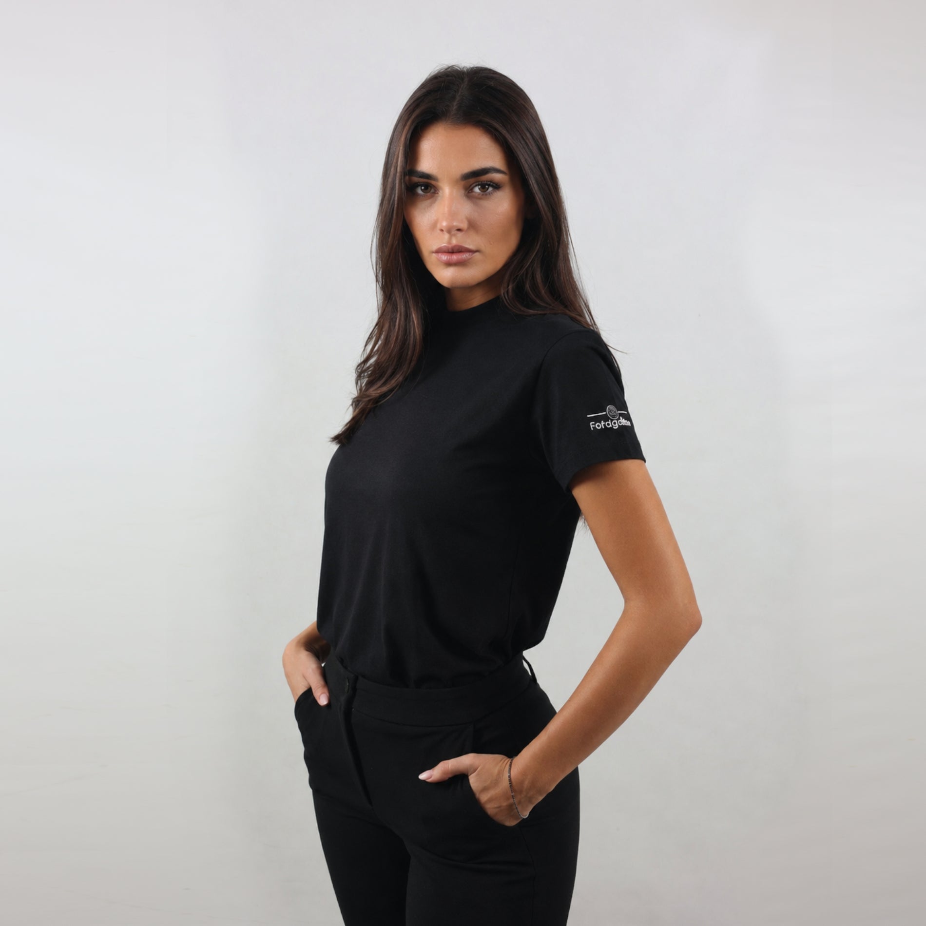 T-shirt donna nera logo spalla